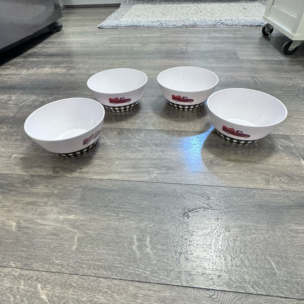 Set of 4 Melamine Bowls‎ NWOT